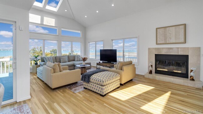 Building Photo - 552 Dune Rd