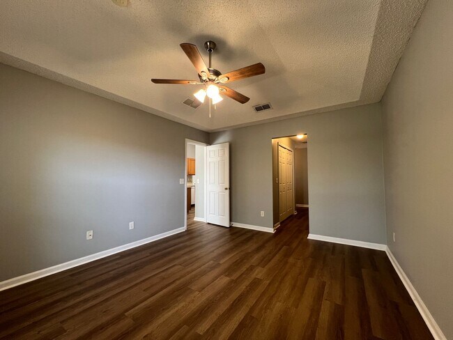 Building Photo - ** COMING SOON ** FENCED Three Bedroom in Watermill