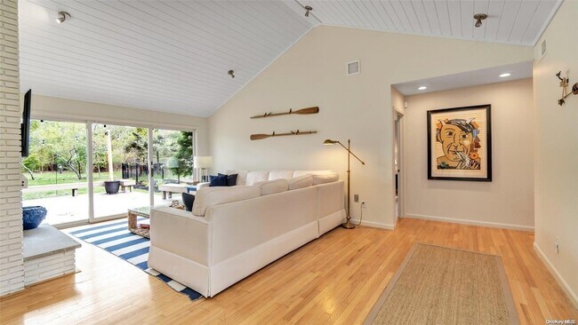 Building Photo - 8 Coolidge Ln