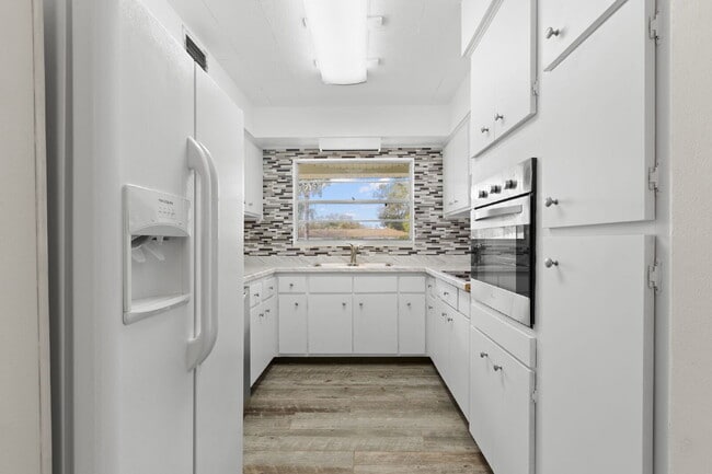 Building Photo - FULLY FENCED Home For Rent in Clearwater!