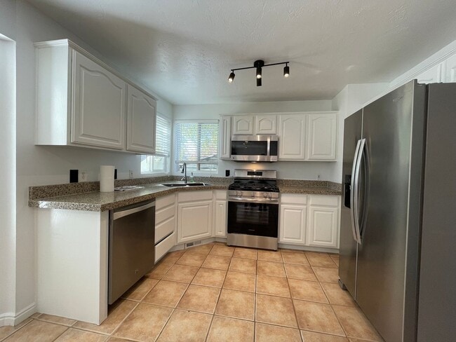 Building Photo - Beautifully Updated Home in South Jordan!