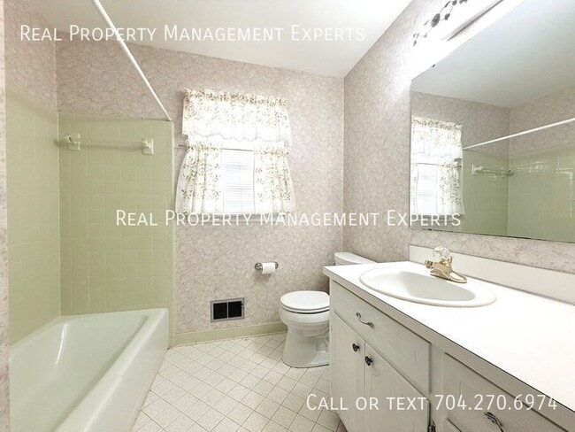 Building Photo - 4017 Tamerlane Dr