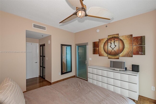 Building Photo - 6515 Collins Ave