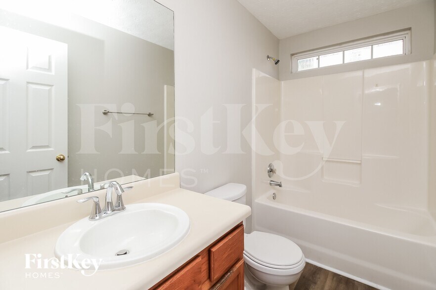 Building Photo - 3080 Lakeside Cir