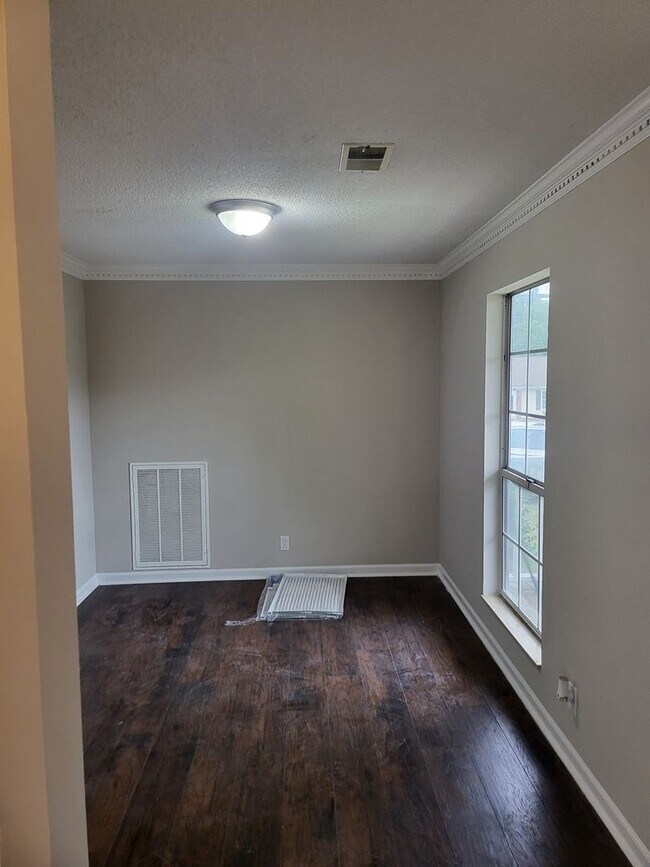 Building Photo - Large two-story colonial style home, Antioch