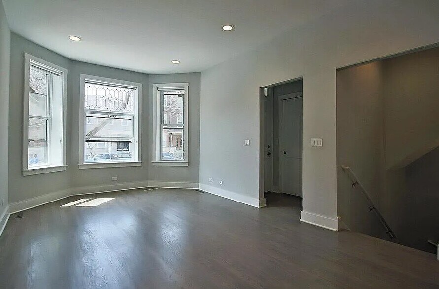 Building Photo - 3711 N Racine Ave