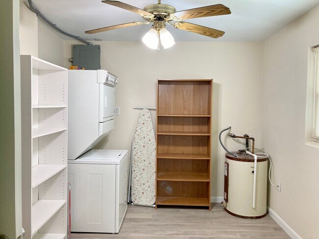 Building Photo - Clean ready to go 2/1 in Beverly Hills!