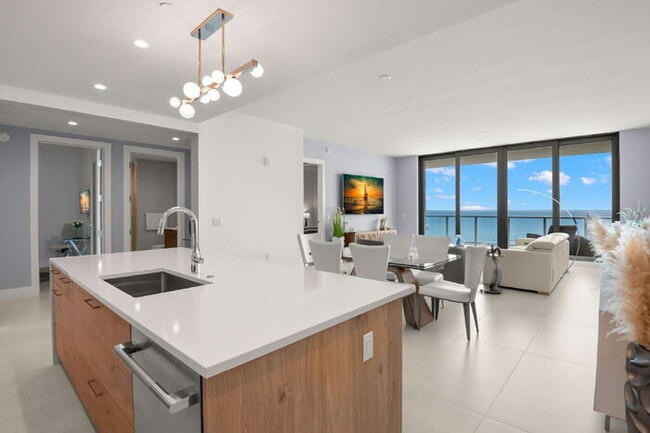 Building Photo - LUXURY Fully Furnished Condo in Saltaire For Rent!