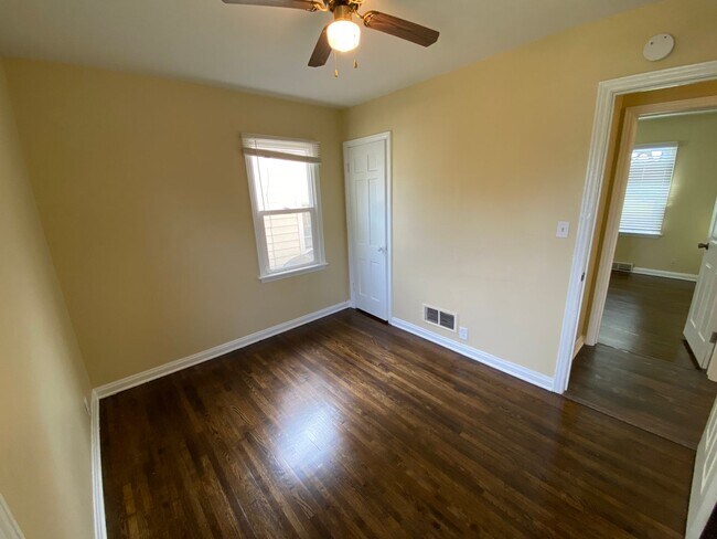 Building Photo - 2 Bedroom House- Beautiful Kitchen!!