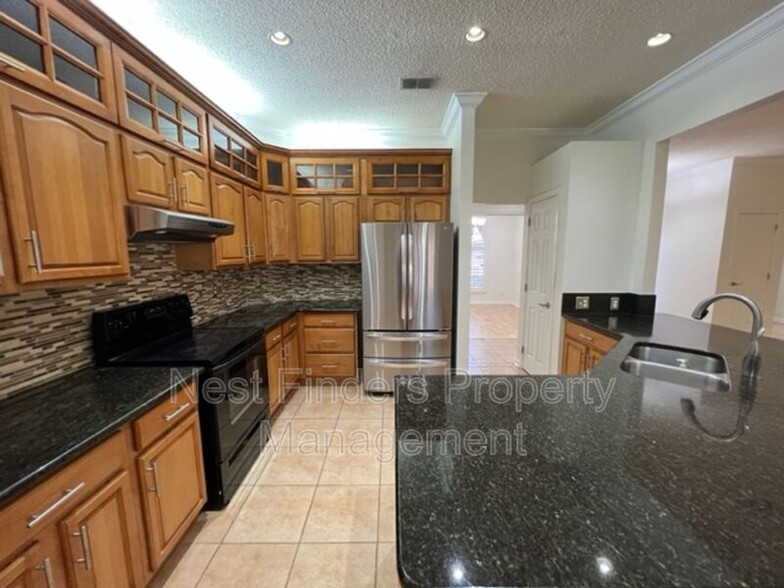 Building Photo - 2127 Forest Gate Dr W