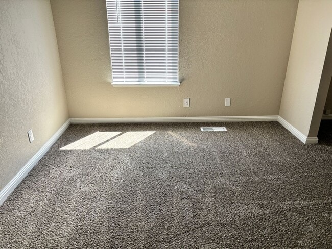 Building Photo - COMPLETELY REMODELED - THIS ONE WON'T LAST...