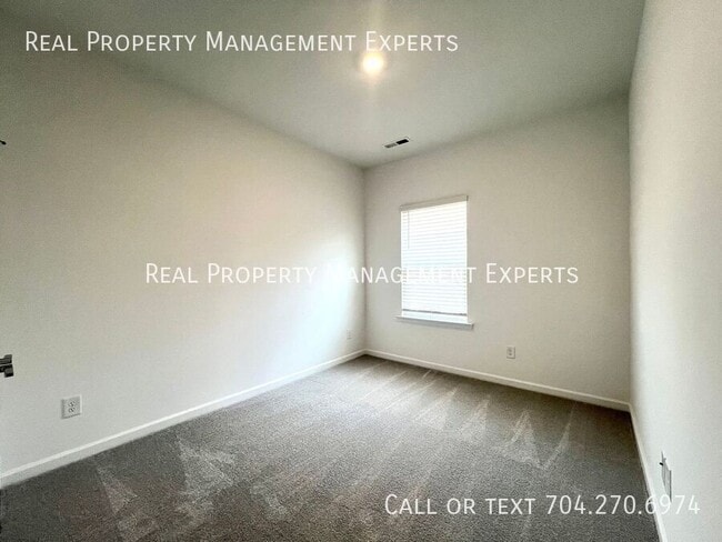 Building Photo - 211 Tamala St