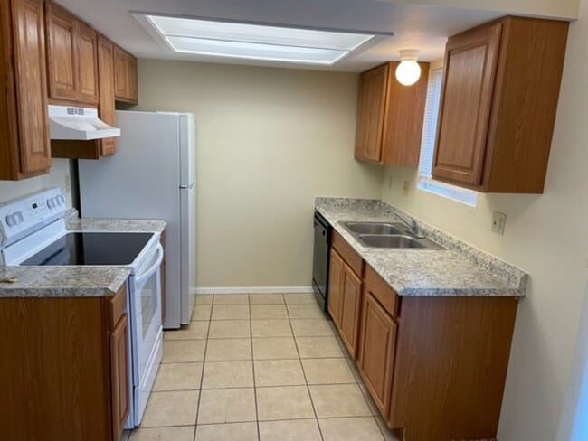 Building Photo - LA JOLLA 2BD TWO-STORY TOWNHOME - Security Deposit Waiver Available