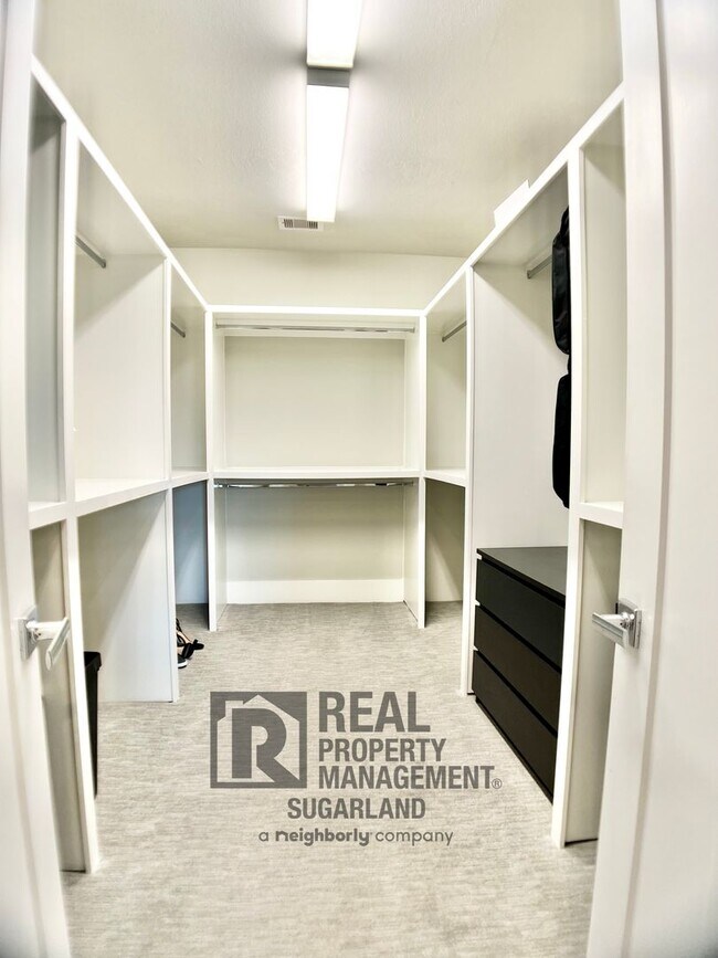 Building Photo - Luxurious Three Story Townhome!