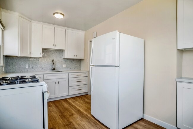 Building Photo - 715 Loma Dr