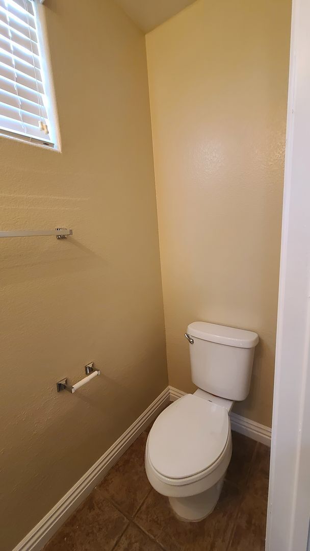 Building Photo - 3 Bedroom home located near Mountains Edge.