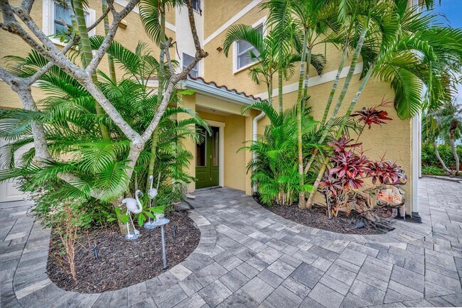 Building Photo - Stunning Annual Rental: Luxury Coastal Liv...