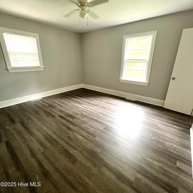 Building Photo - 2405 Jefferson Dr