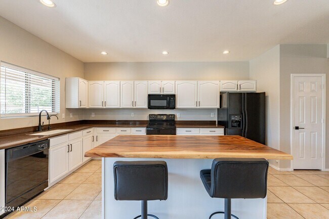 Building Photo - 1245 E San Carlos Way