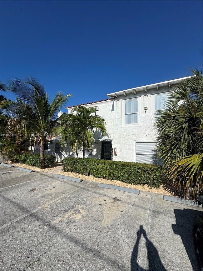Building Photo - 2816 Pine Tree Dr
