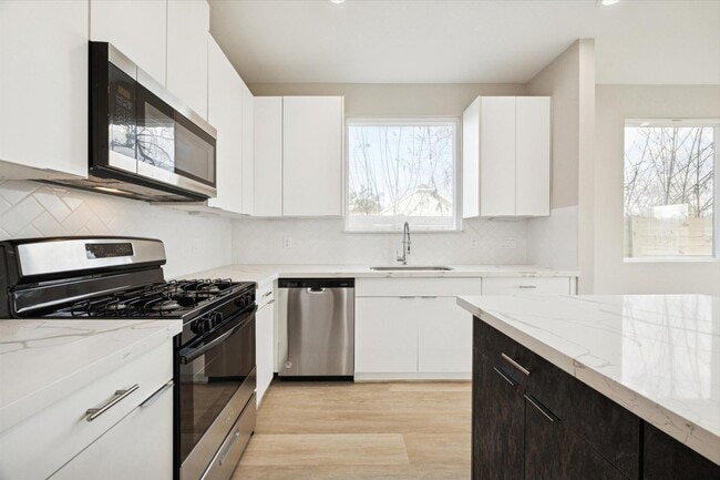 Building Photo - 8664 Easthaven Blvd