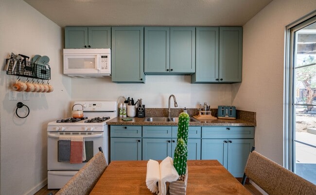 Building Photo - Fully Furnished Home in Yucca Valley