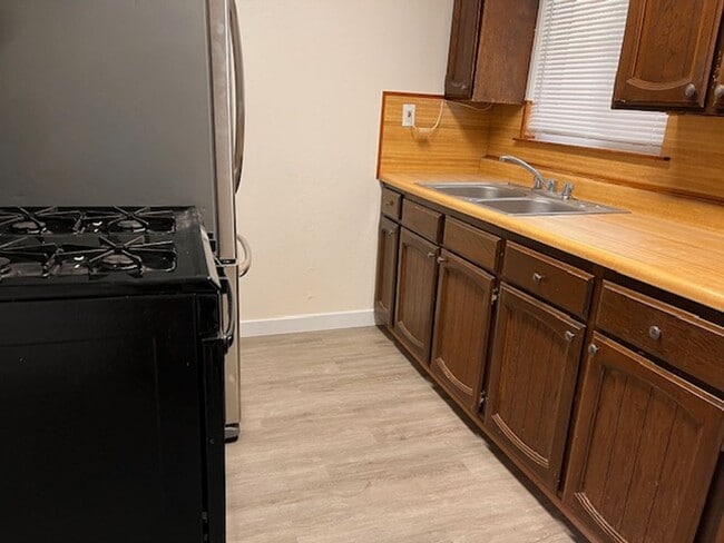 Building Photo - 2 Bedroom, 1 Bath Duplex
