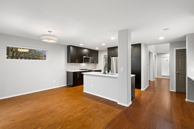 Building Photo - BETHANY 5 bedroom 3 full bath- Beaverton School District- Nike