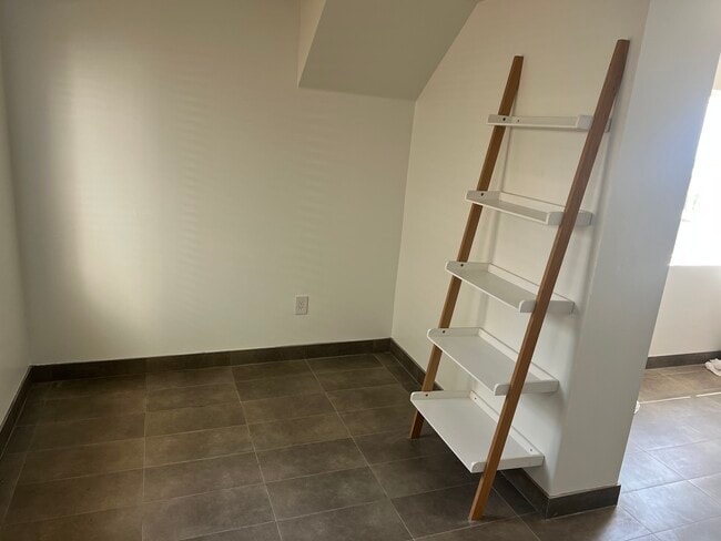 Building Photo - 76 Latona St