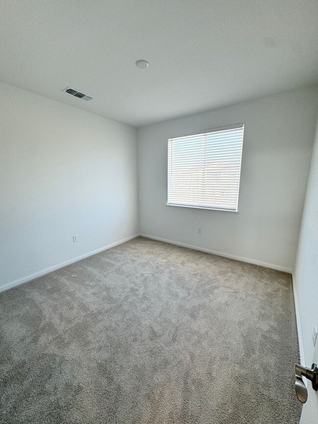 Building Photo - SOLAR HOME – 4 Bed / 3 Bath + Loft | 2,800 Sq Ft  SEE VIDEO