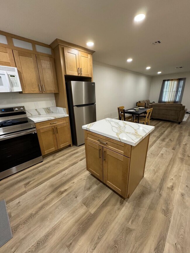 Building Photo - Beautifully Renovated 2 Bedroom Condo - Partially Furnished