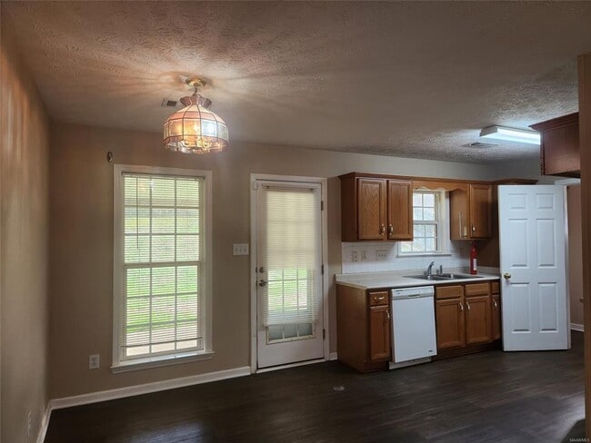 Building Photo - 812 Joan Ln