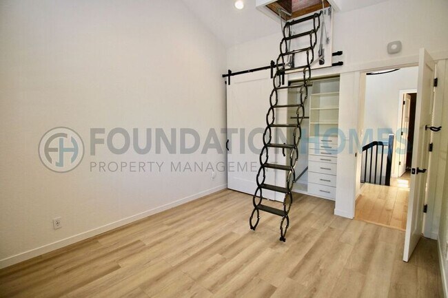 Building Photo - 404 San Marin Dr