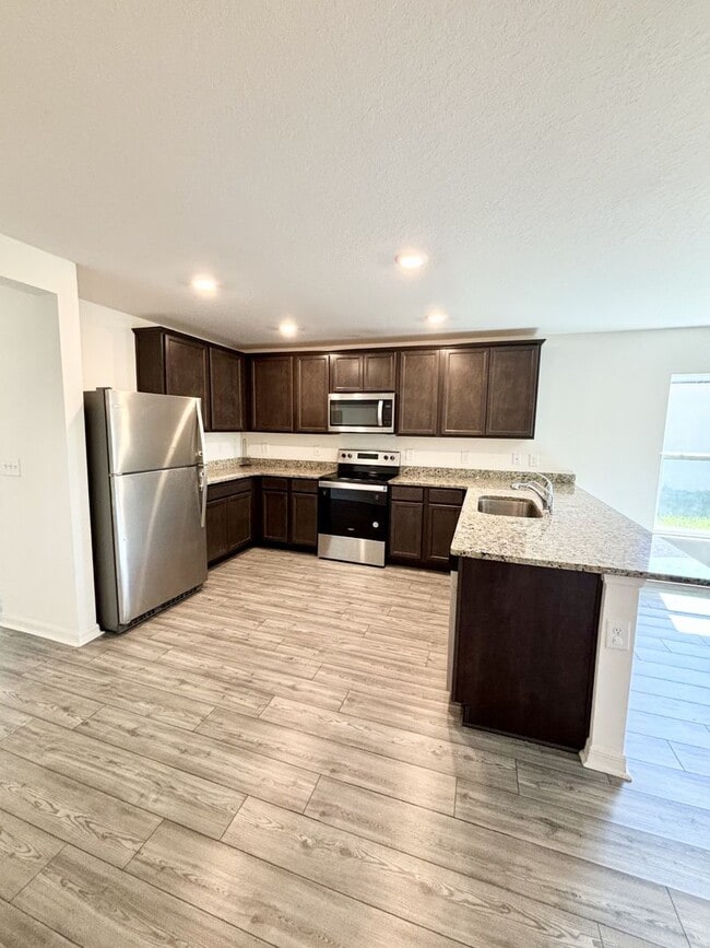 Building Photo - Your Dundee 4Beds/2Baths dream home – conv...