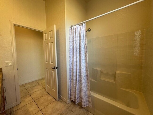 Building Photo - 3 Bedroom Exec Home Bullhead Parkway close...