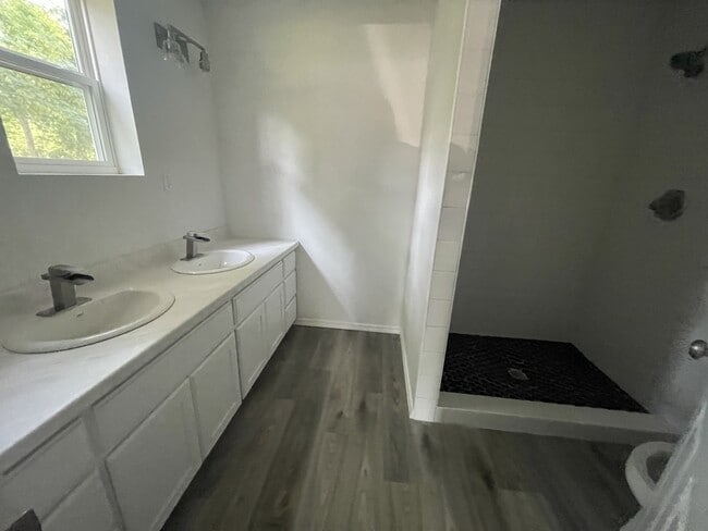 Building Photo - 202 Briarwood