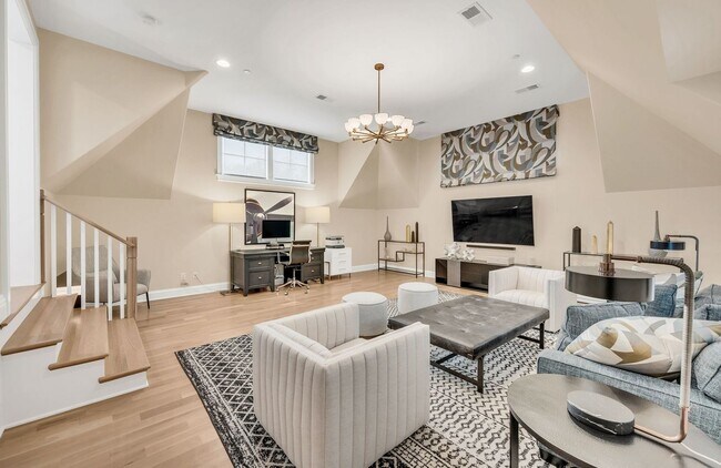 Building Photo - Franklin Gem Walking Distance to Downtown!
