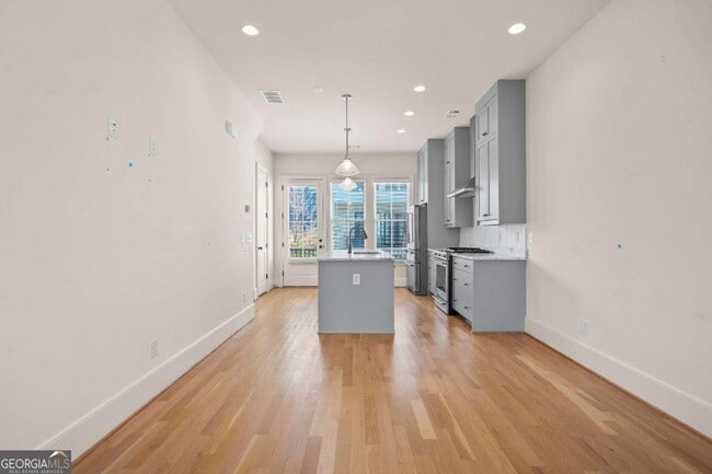 Building Photo - 689 Fraser St SE