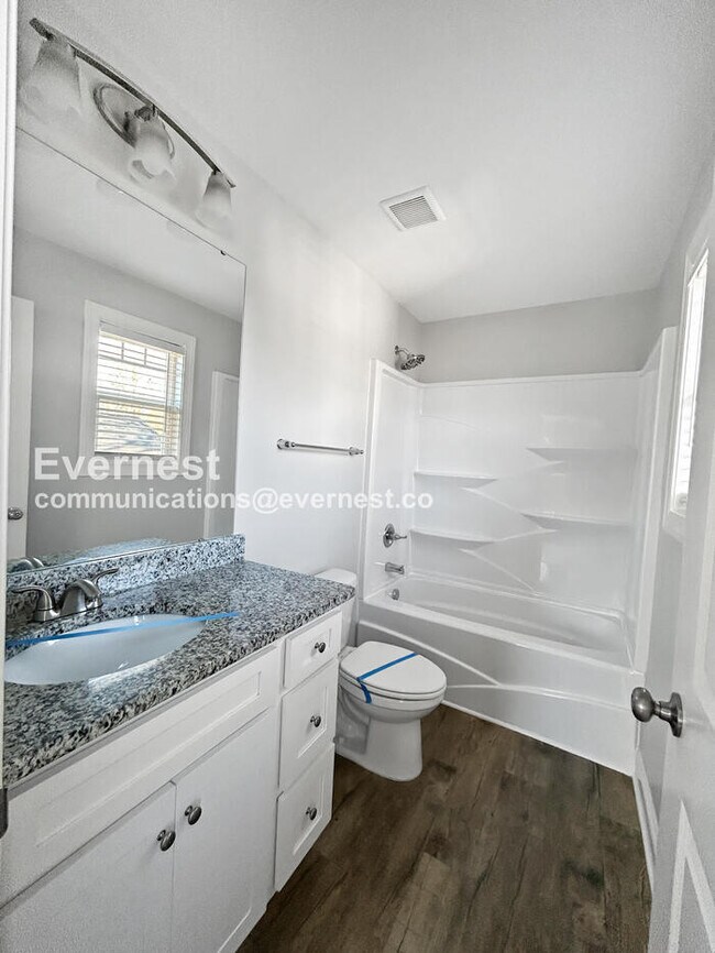 Building Photo - 3 Bed/2.5 Bath Home with Off-Street Parking / Pet-Friendly / Vouchers Accepted