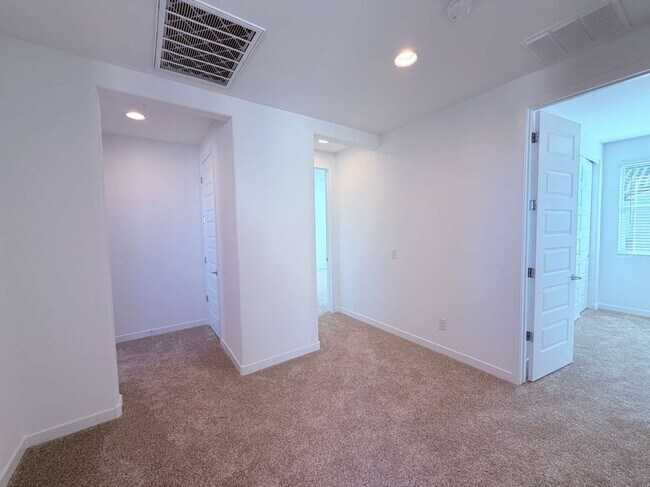 Building Photo - 8307 E Peterson Ave