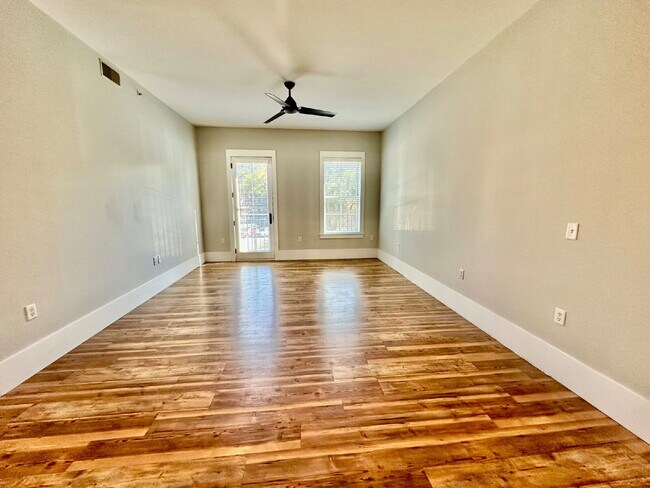 Building Photo - Two Bedroom Condo in the Heart of the Bluffton Promenade!