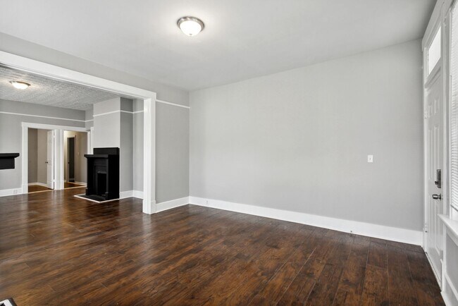 Building Photo - 1211