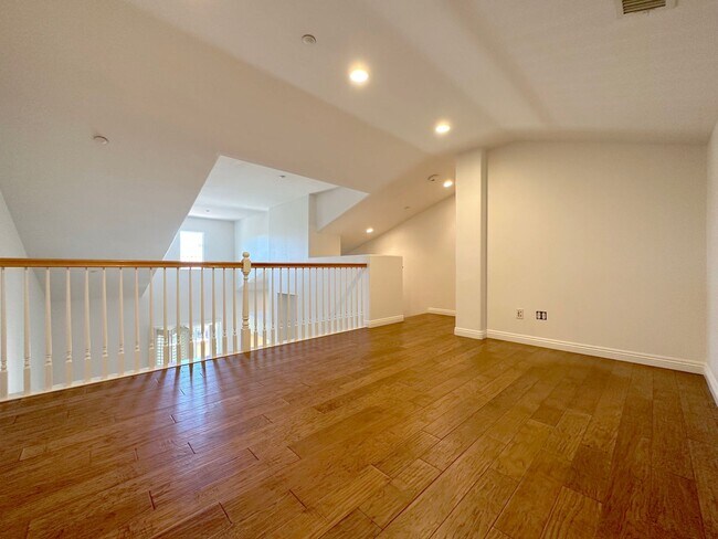 Building Photo - 2 BEDROOM 2.5 BATHROOM WITH LOFT HOME IN HIGHLY DESIRED BERKSHIRE TRACK