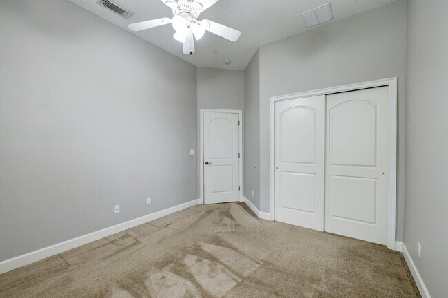 Building Photo - 833 SW Vineland Ct