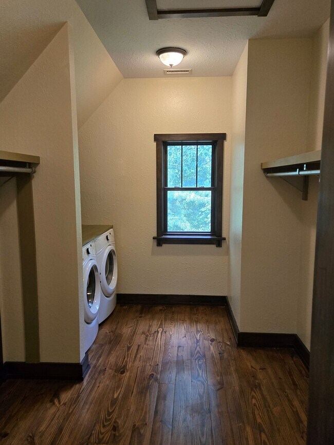Building Photo - 33 Hoyt Rd