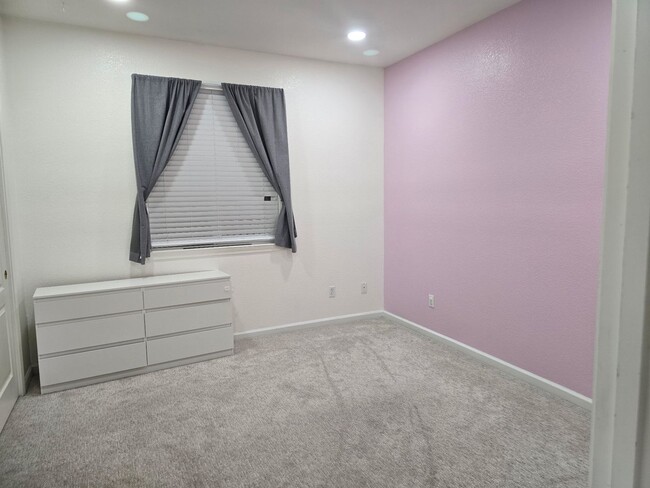 Building Photo - Big beautiful Home for rent in Visalia, Ca