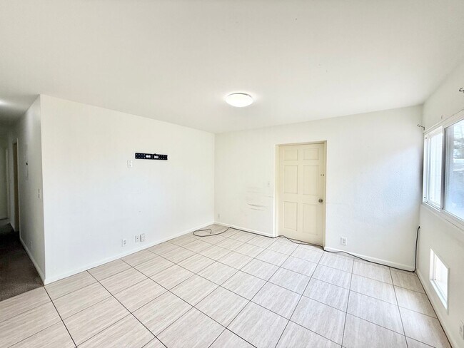 Building Photo - Huge 6br/3ba SF House with Solar Panels!