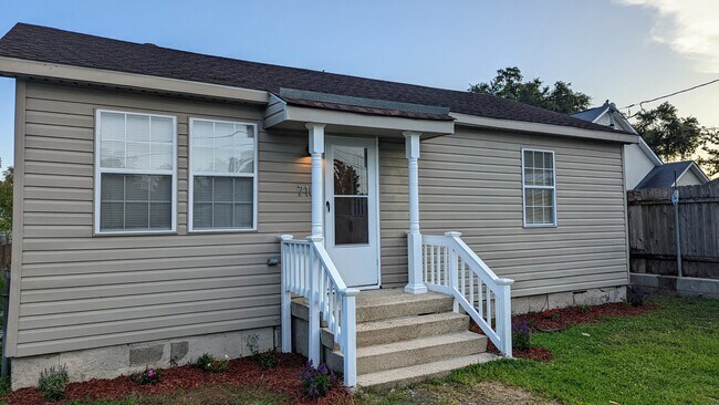 Building Photo - 710 Derbigny St