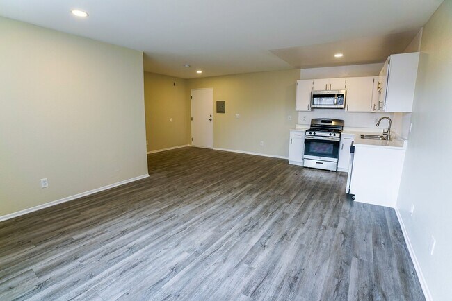 Interior Photo - 226 South Serrano