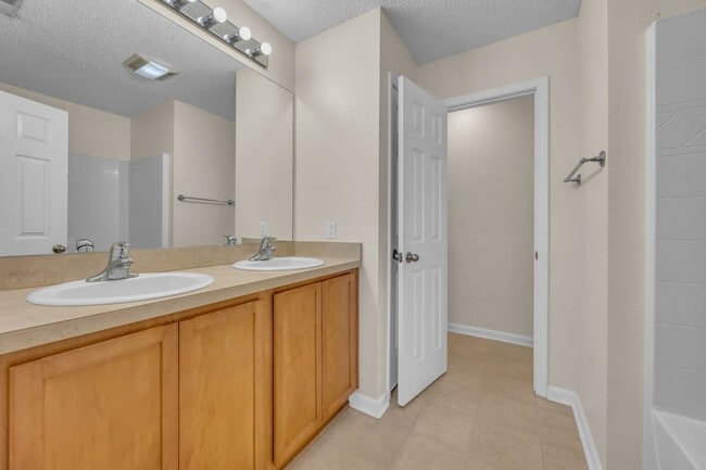 Building Photo - 765 Canyon Oak Loop